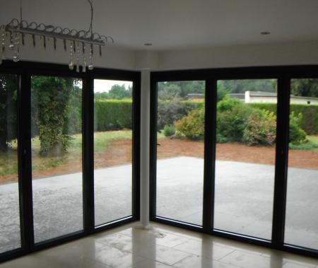 L shaped bi-fold doors forming an open space onto a level threshold patio